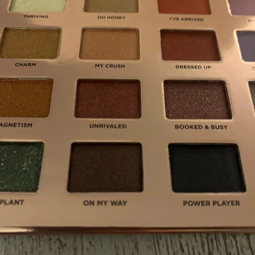 Iconic London DESK TO DANCE EYESHADOW PALETTE brand new in box! - Picture 7 of 14